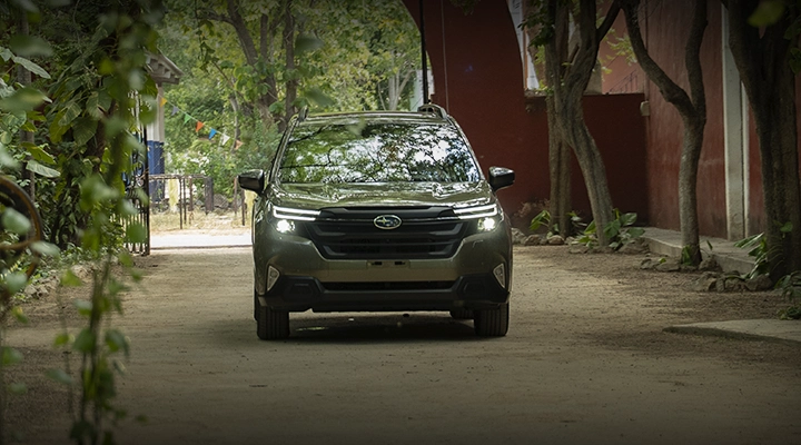 Subaru Forester en una calle rodeada por planras y arboles